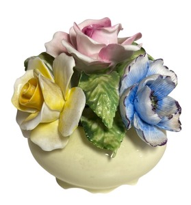 lot 430 image: Radnor Porcelain Floral Decor
