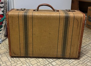 lot 450 image: Vintage Suitcase