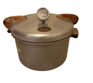 lot 387 image: 16 Quart National Pressure Cooker Canner No 7 Vintage 1940s Model