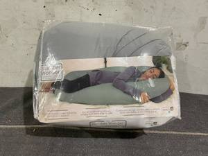 lot 111 image: Leachco Slumber Wonder Contoured Total Body Pregnancy Pillow