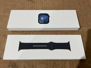 lot 31 image: Apple Watch Series 9 GPS 41mm Smartwatch with Midnight Aluminum Case MR8W3LWA