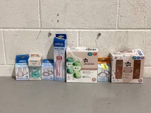 lot 582 image: LOT OF Miscellaneous Baby Items