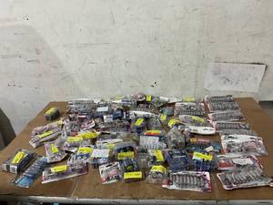 lot 7 image: LOT OF Batteries
