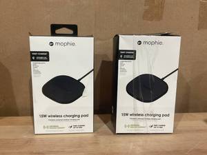 lot 362 image: Mophie 15W Universal Wireless Charge Pad Qi-Compatible Charger for Samsung Galaxy