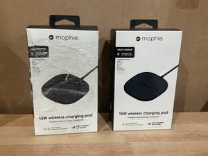 lot 371 image: Mophie 15W Universal Wireless Charge Pad Qi-Compatible Charger for Samsung Galaxy