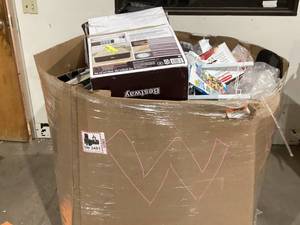 lot 908 image: Wholesale Pallet of Miscellaneous Items