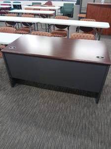 lot 38 image: Hon cherry wood desk
