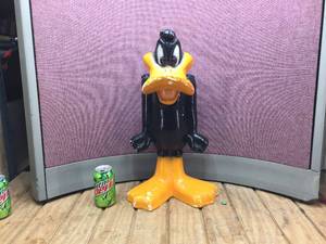 lot 293 image: Fab-U-Lous Chalkware DAFFY DUCK Figure - 22