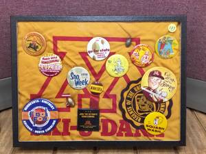 lot 296 image: Display Vintage U of M - Pins - Patch - Banner