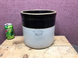 lot 302 image: Vintage CORWN Pottery 2 Gal Crock - Nice