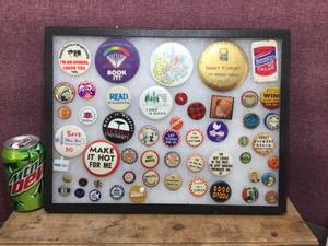 lot 121 image: Group Vintage Pinback Buttons - Display