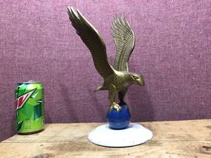 lot 165 image: Nifty Brass Eagle on Globe Figure - 11 14