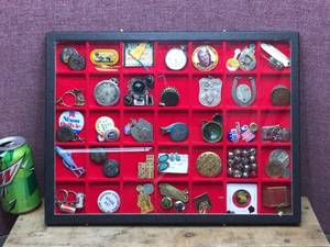 lot 183 image: Nifty Display Vintage Collectable Items - 16 12 x 12 12