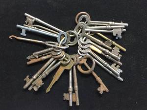 lot 191 image: Group Vintage Skeleton Keys