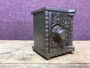 lot 195 image: Vintage KENTON BRAND Union Bank Coin Bank