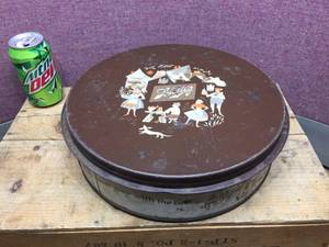 lot 229 image: SCHLITZ Metal Container with TrayLid - 13 Diam