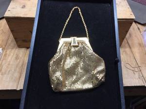 lot 243 image: Vintage Nuevo Whiting Davis - Gold Tone Mesh Purse