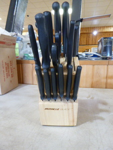 lot 9 image: Miracle Blade Knife Set in Butcher Block