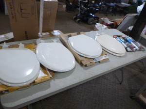 lot 112 image: 4 Toilet Seats