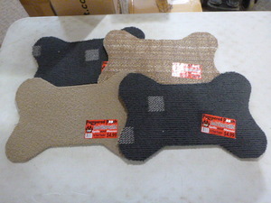 lot 117 image: 4 Pampered Pooch Food and Water Bowl Mats