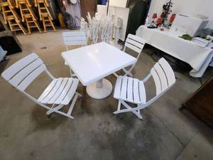 lot 33 image: Set of 4 White Outdoor Patio Bar Chairs with Square Table