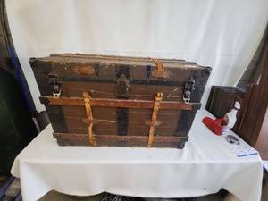 lot 90 image: Vintage Wooden Steamer Trunk