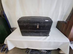 lot 91 image: Vintage Wooden Chest