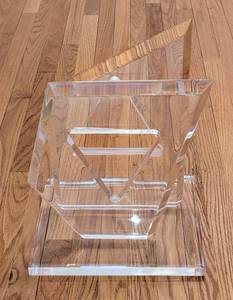 lot 21 image: Unique Lucite Sculpture