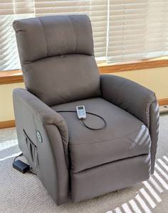 lot 43 image: Comfy Grey Massaging Lift Armchair