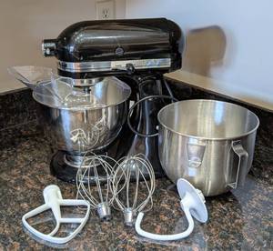lot 51 image: Black KitchenAid Stand Mixer