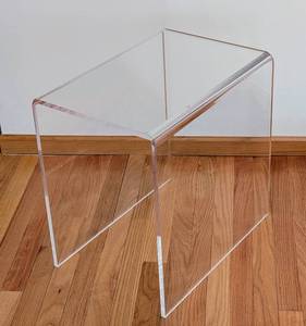 lot 18 image: Vintage Curved Lucite Side Table