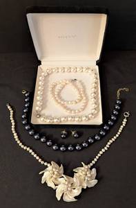 lot 110 image: Pretty Faux and Cultured Pearl Necklaces