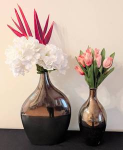 lot 179 image: Back and Gold Ceramic Vases