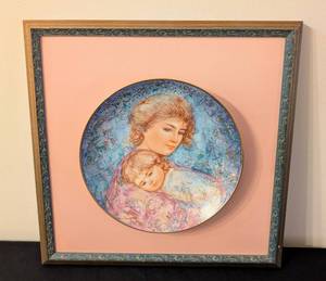 lot 193 image: Framed Edna Hibel Mothers Day Plate