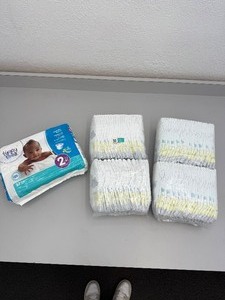 lot 43 image: Lot of diapers- size 2