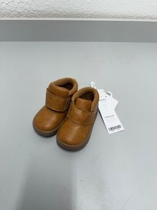 lot 59 image: Baby shoes- size 4.5 (9-12months)