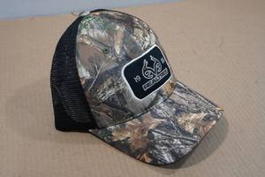 lot 92 image: Realtree Mens Snap-Back Hat