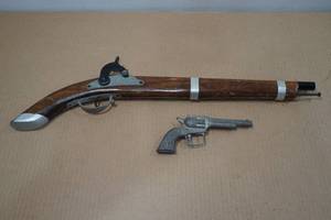 lot 109 image: 2 Novelty Gun Toys