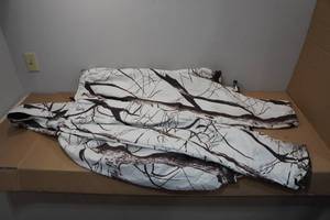 lot 124 image: Mens Reversible Camo Hunting Jacket and Pants