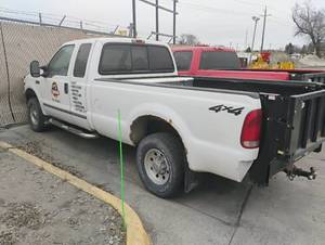 lot 1 image: 2000 Ford F250 4x4 Pickup With Tommy Gate & Boss Snow Plow