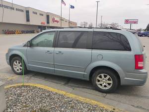lot 3 image: 2008 Chrysler Town & Country Minivan