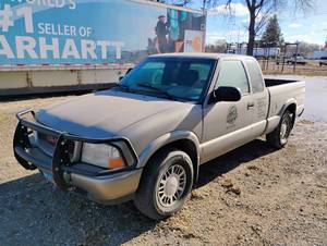 lot 4 image: 2001 GMC Sonoma 4x4 Pickup