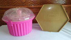 lot 242 image: Cupcake Taker And Piatto Bakery Box
