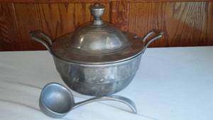 lot 256 image: Vintage Wilton Pewter Tureen Circa 70s.