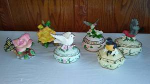 lot 277 image: Heritage House Porcelain Jewelry Music Box (4) And More.