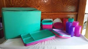 lot 285 image: Tupperware Luncheon Set.