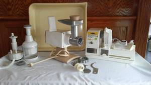 lot 294 image: Oster Meat Grinder, Bella Slicer And Pampered Chef Chopper.