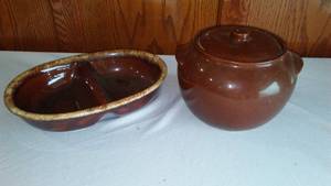 lot 299 image: Hull Pottery Ovenware USA (2)