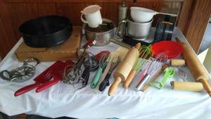 lot 302 image: Kitchen Baking Accessories.