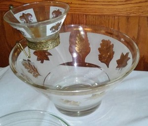 lot 308 image: Vintage Entertaining Bowls And More.